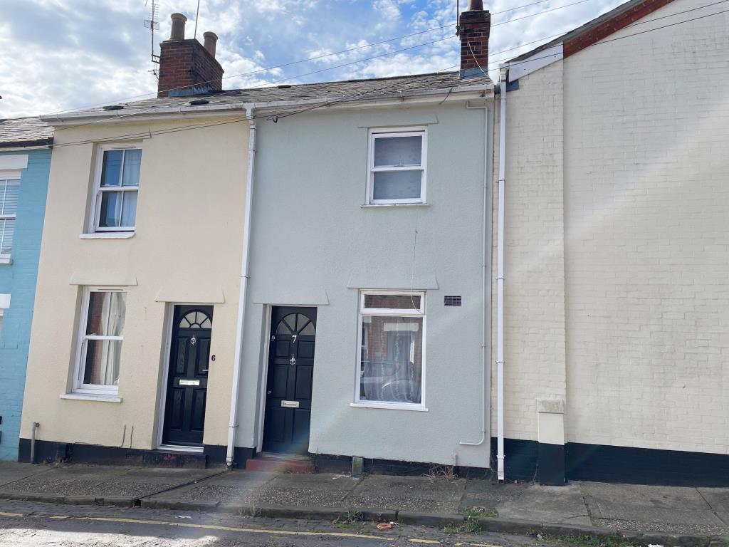 Lot: 144 - TERRACE HOUSE FOR IMPROVEMENT - Alternative view of the front of the house